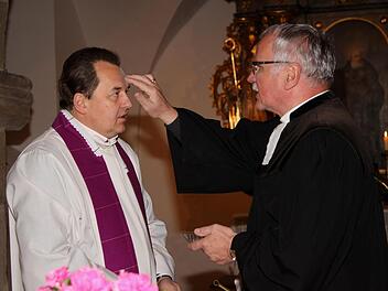 Im Zeichen der Ökumene zeichneten die beiden Pfarrer sich gegenseitig das Aschekreuz auf die Stirn, links Pfarrer Mathias Rusin und rechts Pfarrer Volkmar Gregori. Foto: Günther Geiling
