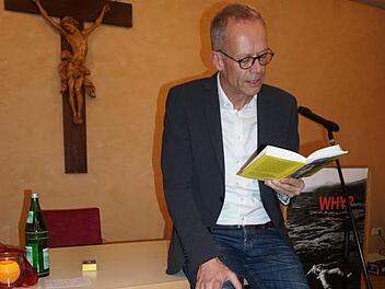 Burkhard Hose las in Bischofsheim aus seinem Buch "Seid laut!" und kam  mit den Besuchern ins Gespräch. Foto: Marion Eckert