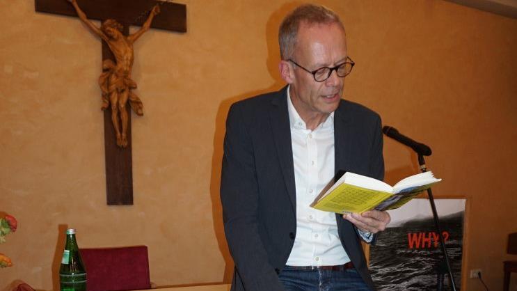 Burkhard Hose las in Bischofsheim aus seinem Buch "Seid laut!" und kam  mit den Besuchern ins Gespräch. Foto: Marion Eckert