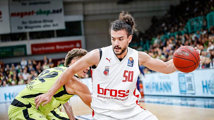 Assem Marei (rechts) trug mit 4 Punkten und acht Rebounds zum Bamberger Sieg bei. Foto: Daniel Löb
