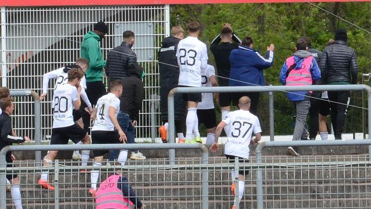Nach dem souver&auml;n durch Martin Thomann und Lukas Ramser herausgeschossenen Sieg "besuchten" die Schn&uuml;del-Spieler ihre Fans au&szlig;erhalb des Stadions.