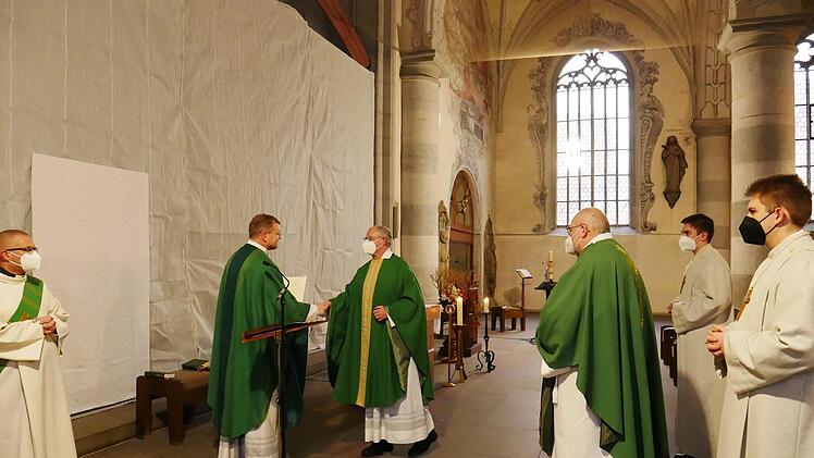Generalvikar Jürgen Vorndran (2. von links) bestätigte P. Markus Reis (3. von links) als Moderator des Pastoralen Raumes. Pfarrer Peter Rüb (3. von rechts) ist Teampfarrer, Koordinator Diakon Jochen Lauterwald (links). Foto: Heike Beudert