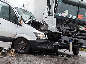 Lkw, Lastzug, Verkehrsunfall, Transporter