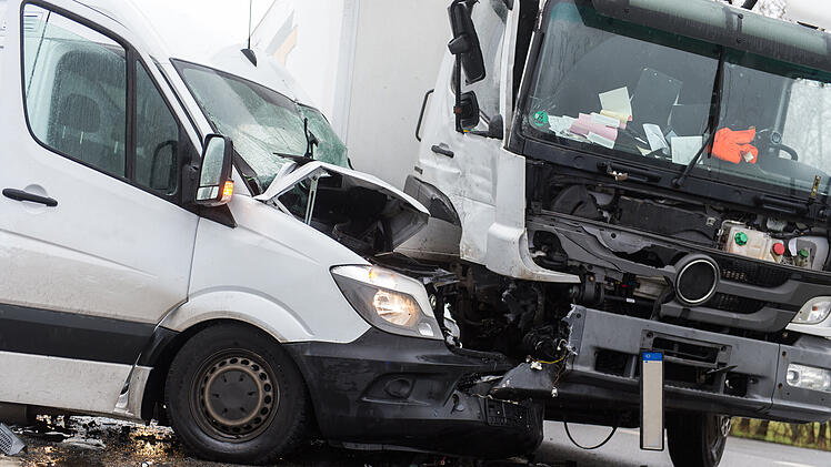 Lkw, Lastzug, Verkehrsunfall, Transporter