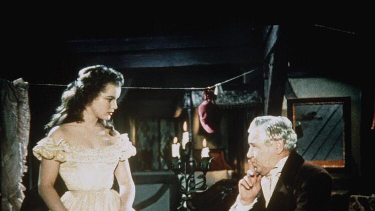 Sie sieht zwar aus wie Sissi, hei&szlig;t aber Victoria: In "M&auml;dchenjahre einer K&ouml;nigin" (1954) spielt Romy Schneider die junge K&ouml;nigin von England (im Bild mit Paul H&ouml;rbiger).