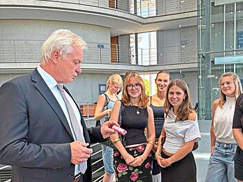 Der Bundesminister Ern&auml;hrung und Landwirtschaft, Alois Rainer, zeigte sich vom Schokoriegel-Projekt des Caspar-Vischer-Gymnasiums Kulmbach sehr angetan.privat