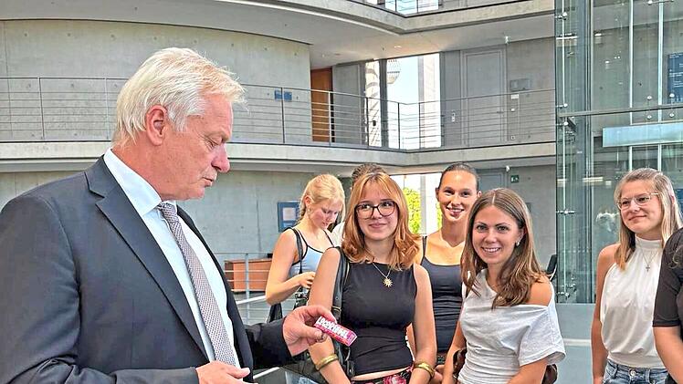 Der Bundesminister Ern&auml;hrung und Landwirtschaft, Alois Rainer, zeigte sich vom Schokoriegel-Projekt des Caspar-Vischer-Gymnasiums Kulmbach sehr angetan.privat