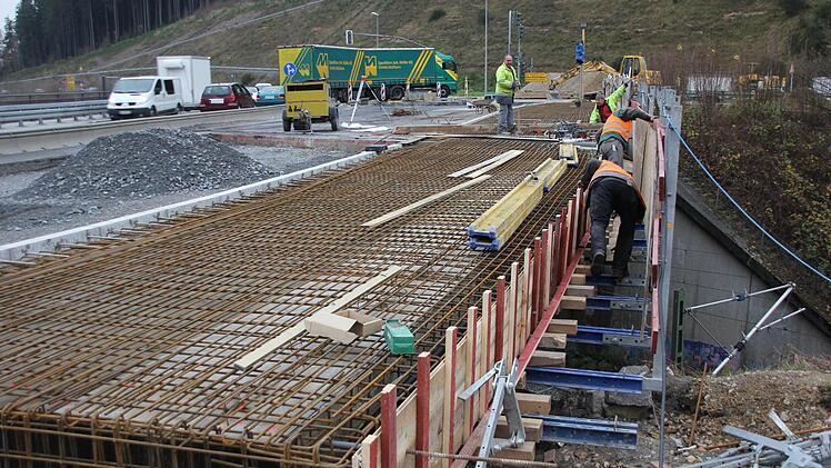 Der Brückenkopf der Bahnbrücke wird am Montag betoniert. Foto: Friedwald Schedel