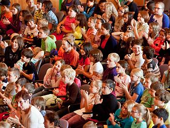 Im besonderen Fokus der städtischen Kulturförderung und von Kulturamtsleiterin Michaela Hofmann: Kinder so intensiv wie möglich "mit Kultur infizieren". Bei den Konzerten des Philharmonischen Orchesters im Rahmen der diesjährigen Kinderkulturtage war die Faszination der jungen Besucher offensichtlich.  Fotos: Archiv/Jochen Berger