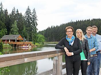 Hans Schirmer (hinten rechts) und seine Familie wollen im nächsten Jahr das Areal um den Freizeitsee attraktiver gestalten. Foto: Veronika Schadeck