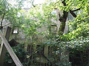 "Gasthof zum Reh...": Selbst der Schriftzug auf der Ruine wird Jahr für Jahr weniger. Foto: Matthias Beetz