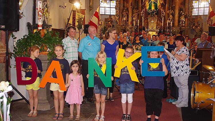 "Spirit Voices" spendete 2500 Euro f&uuml;r Misereor. Das Bild zeigt (von links) Martin F&ouml;rtsch, die Chorleiter Georg Kestel und Andrea Hart sowie Maria Klinkenberg bei der Spenden&uuml;bergabe. Foto: Heike Sch&uuml;lein