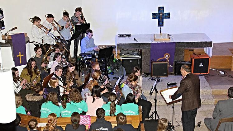 Die Bigband der Realschule Ebern mit ihrem Leiter Bernd Schmidt. Foto: Helmut Will