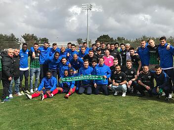 Der SV Bammersdorf beim Besuch auf dem Trainingsgelände von Antalyaspor. Das obligatorische Gruppenbild mit beiden Teams darf natürlich nicht fehlen - ebenso wie der überreichte SVB-Fanschal.  Foto: Ali Toplar