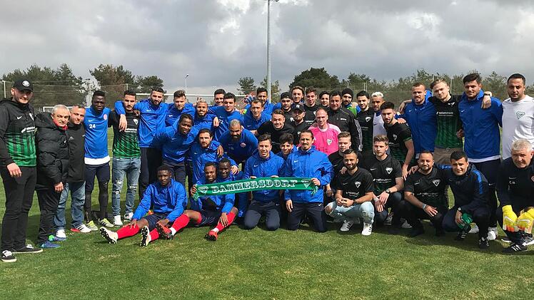 Der SV Bammersdorf beim Besuch auf dem Trainingsgelände von Antalyaspor. Das obligatorische Gruppenbild mit beiden Teams darf natürlich nicht fehlen - ebenso wie der überreichte SVB-Fanschal.  Foto: Ali Toplar