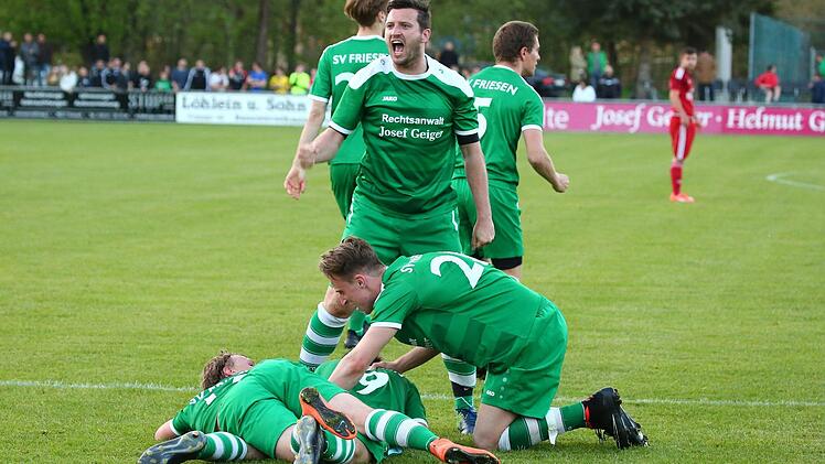 Szene vom Bezirksliga-Spitzenspiel SV Friesen - BSC Saas Bayreuth. Foto: Heinrich Weiß