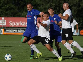 Der Ex-Jahnler Hayri Özdemir (l.) hält Jens Wartenfelser gerade noch auf, gebracht hat es am Ende aber nichts: Die SpVgg Jahn Forchheim setzte sich mit 4:2 im Derby gegen Erlangen-Bruck durch.  Foto: Uwe Kellner