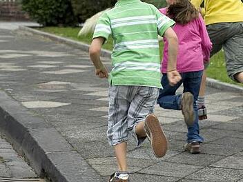 Ein Gehweg würde die Schoßaritzer Straße für Kinder auf dem Schulweg sicherer machen.Symbolfoto: Archiv