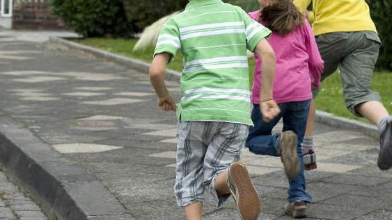 Ein Gehweg würde die Schoßaritzer Straße für Kinder auf dem Schulweg sicherer machen.Symbolfoto: Archiv