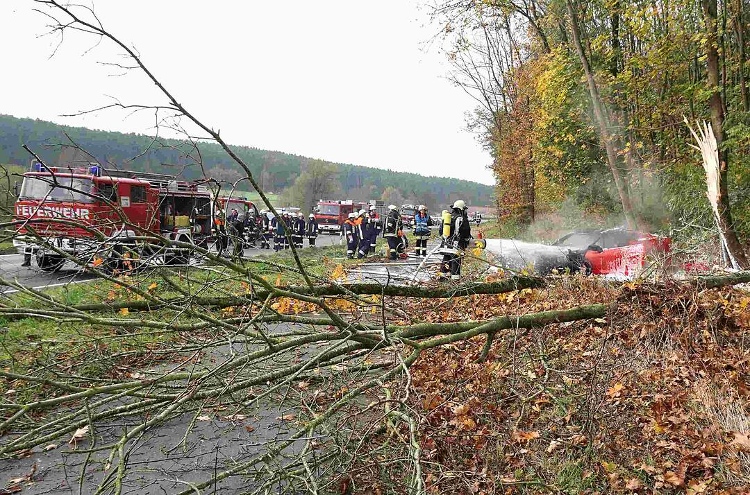 Unfall bei Neundorf - Corvette kommt von Straße ab