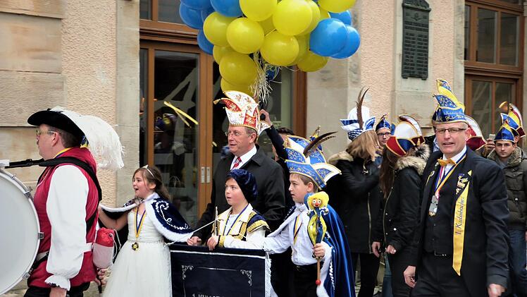 Das Kinderprinzenpaar  Jonas I. (rechts) und Eva I. sowie  Hofmarschall  Denis Hartmann  (Mitte) führen   OB Henry Schramm in die "Alten Feuerwache" ab.Werner Reißaus