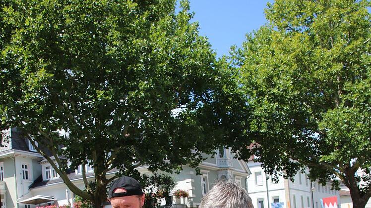 Bernhard Schroll (rechts) pflegt zusammen mit Georg Materzok ein Beet auf dem Theaterplatz. Foto: Ralf Ruppert