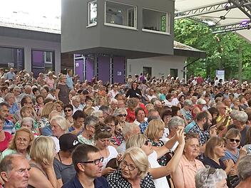 Die neu gebaute &Uuml;berdachung und das neue B&uuml;hnenbild in S&ouml;mmersdorf hat die Reisegruppe als Erstes bestaunt.  Foto: Arnold Brust