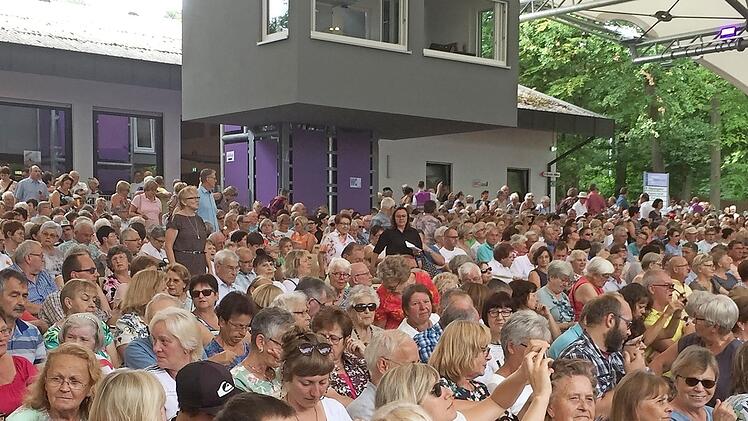 Die neu gebaute &Uuml;berdachung und das neue B&uuml;hnenbild in S&ouml;mmersdorf hat die Reisegruppe als Erstes bestaunt.  Foto: Arnold Brust
