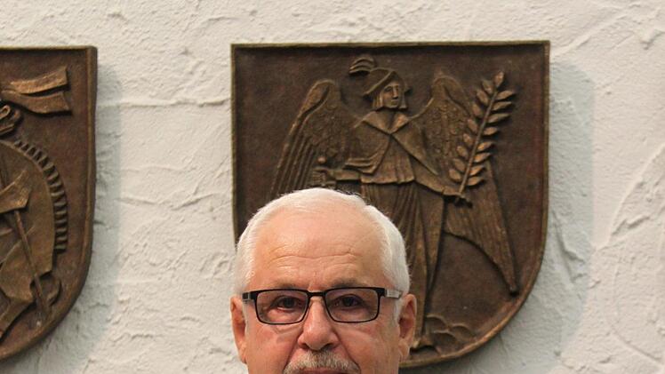 Dieter Zöbelein mit der Chronik Foto: Carmen Schwind