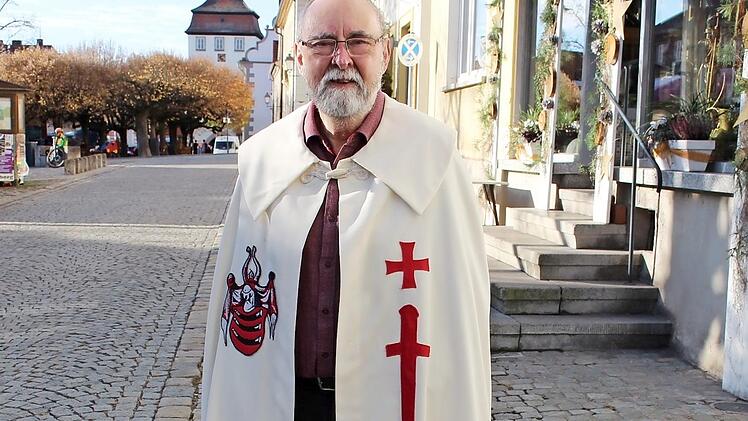 Friedel Auer im Mantel der Schwertbrüder von Livland vor "seinem” Schlüsselfelder Stadtmuseum Foto: Evi Seeger