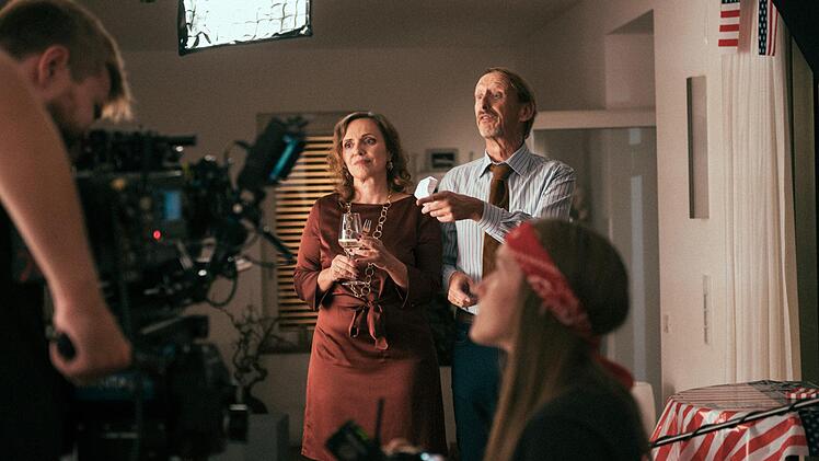 Gilbert von Sohlern (Franz) beim Dreh mit Marion Niederländer (Brigitte) in einem Erlanger Privathaus. Foto: Daniel Tkatsch