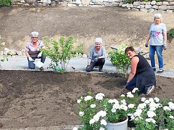 Die neue Grünanlage in Nurn wird von Bernd Schuberth, Brigitte Klinger, Agnes Vogler, Susanne Schuberth und Gertrud Lunk angelegt und gepflegt. Foto: Gemeinde Steinwiesen