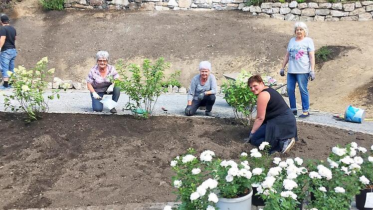 Die neue Grünanlage in Nurn wird von Bernd Schuberth, Brigitte Klinger, Agnes Vogler, Susanne Schuberth und Gertrud Lunk angelegt und gepflegt. Foto: Gemeinde Steinwiesen