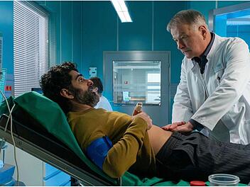 Dieser Fehler entrüstete die Fans von "In aller Freundschaft": Dr. Heilmann (Thomas Rühmann) untersucht Razak Amari (Reza Brojerdi), trägt dabei aber nicht die Brille, die ihm gerade verordnet wurde.