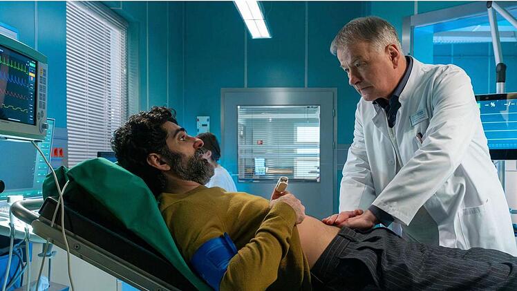 Dieser Fehler entrüstete die Fans von "In aller Freundschaft": Dr. Heilmann (Thomas Rühmann) untersucht Razak Amari (Reza Brojerdi), trägt dabei aber nicht die Brille, die ihm gerade verordnet wurde.