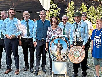 Zur Kaiserabholung kamen (von links) Fahnentr&auml;ger Manuel Schnitzler vom Patenverein Stadtsteinach, der Vorsitzende des Patenvereins Thomas Kiessling, Landrat Jonas Gleich, Vorsitzender Ronald Meisel, Oberb&uuml;rgermeister Ralf Hartnack, Gemeindepfarre...