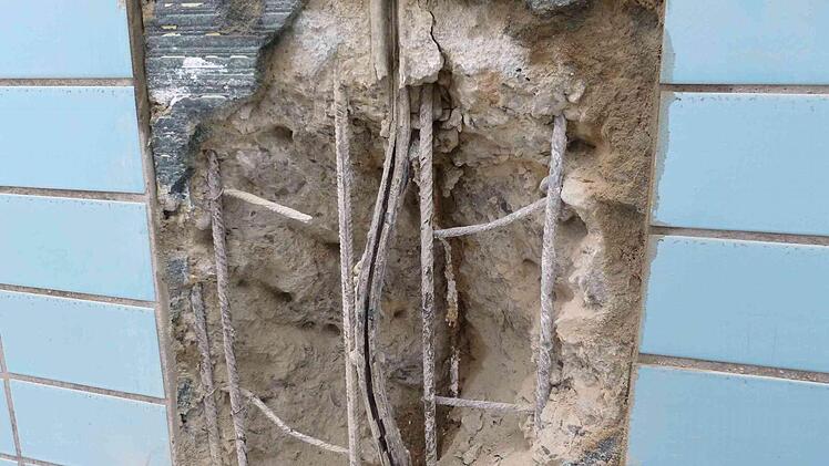 Nach dem Abnehmen von Fließen der Seitenwände zeigte sich, dass Beton und Armierung des Beckens auch nach 40 Jahren noch in einem guten Zustand sind. Foto: Bauamt Ebern