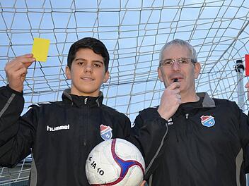Machen mit beim Neulings-Lehrgang für Fußball-Schiedsrichter: Michael Hobelsberger und sein Sohn Benno. Foto: Jürgen Schmitt