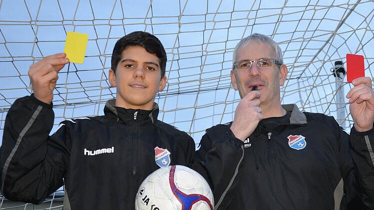 Machen mit beim Neulings-Lehrgang für Fußball-Schiedsrichter: Michael Hobelsberger und sein Sohn Benno. Foto: Jürgen Schmitt
