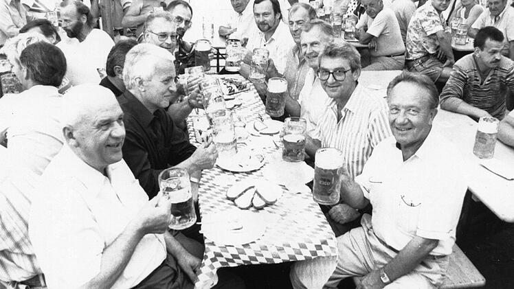 Die Prominenz im Jahr 1992 beim Rettichessen - von rechts: "Siedlerbürgermeister" Robert Sittig, Stadtrat Reiner Baumann (†) und OB Erich Stammberger (†) sowie - von links - Stadtrat Emil Kastner (†) und CSU-Landtagsabgeordneter Dieter Heckel (†).