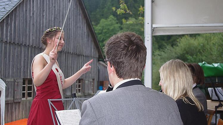 Eva Schnappauf dirigiert den Musikverein Effelter.
