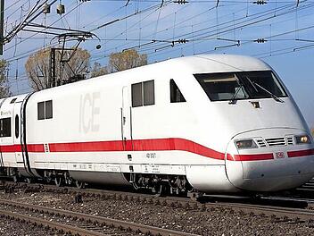 Ein ICE 1 bei der Einfahrt im Fürther Bahnhof. Wenn die Neubaustrecke Ebensfeld-Erfurt in Betrieb geht, sind andere ICE-Züge am Start - und möglicherweise fahren sie sogar über Coburg. Foto: Martin Busbach/Deutsche Bahn