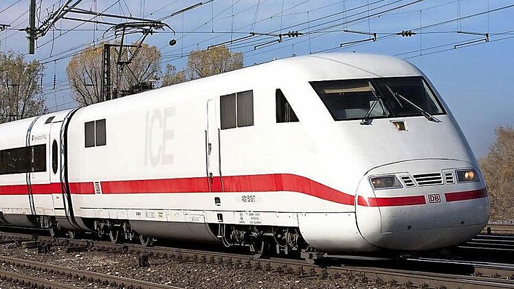 Ein ICE 1 bei der Einfahrt im Fürther Bahnhof. Wenn die Neubaustrecke Ebensfeld-Erfurt in Betrieb geht, sind andere ICE-Züge am Start - und möglicherweise fahren sie sogar über Coburg. Foto: Martin Busbach/Deutsche Bahn