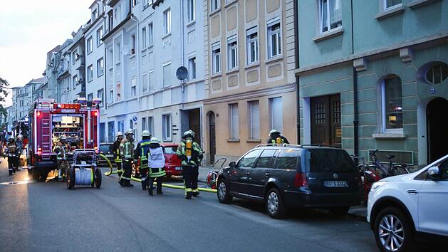 Mit 25 Einsatzkr&auml;ften und f&uuml;nf Fahrzeugen r&uuml;ckte die Feuerwehr aus, um einen brennenden Akku zu l&ouml;schen. Foto: Harald Rieger