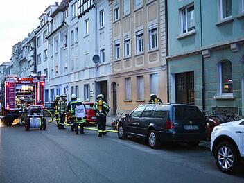Mit 25 Einsatzkräften und fünf Fahrzeugen rückte die Feuerwehr aus, um einen brennenden Akku zu löschen. Foto: Harald Rieger
