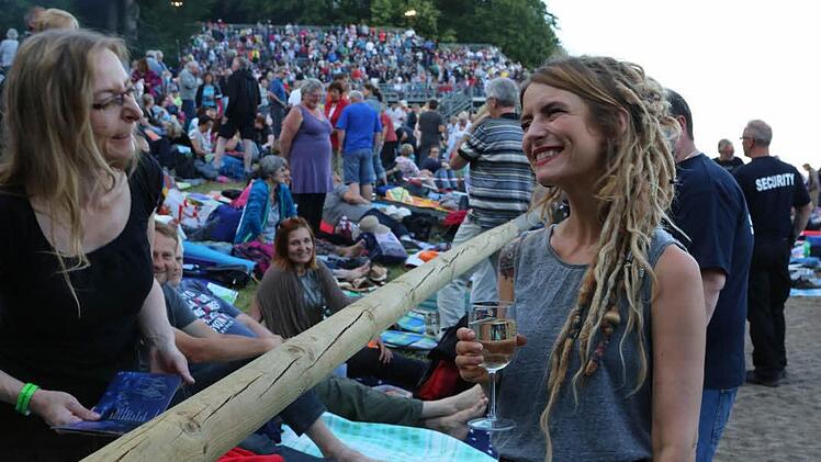 Nachwuchspreisträgerin Sarah Lesch im Kontakt mit ihrem Publikum Foto: Barbara Herbst