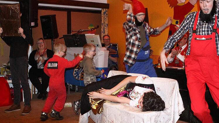 Schneewittchen brachte die Dorfjugend auf die Bühne. Foto: Thomas Dill