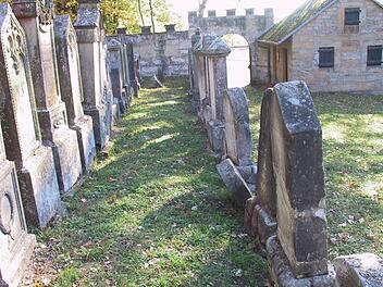 Blick auf das Eingangstor des j&uuml;dischen Friedhofs in Burgkunstadt mit dem Tahara-Haus rechts. Der Brunnen f&uuml;r die rituellen Waschungen befindet sich daneben. Im Vordergrund Gr&auml;berreihen aus dem 19. Jahrhundert.  Foto: Wolfgang Schoberth