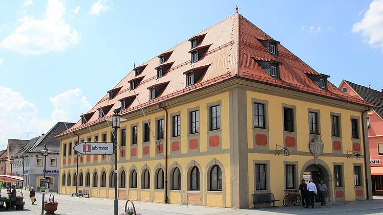 Das Dach des Rathauses  und das Dach des zweiten, gegenüberliegenden Rathauses bilden nun ein stimmiges Gesamtbild auf dem Marktplatz.  Jutta Rudel
