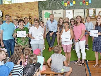 Schecks übergab Bürgermeister Rainer Detsch an vier Einrichtungen der Kinderbildung: von links Markus Ziereis (Elternbeiratsvorsitzender GS Stockheim), Rektorin Astrid Kestel, Claudia Baumann (St. Wolfgang Kita), Bürgermeister Rainer Detsch, Susanne Bonitz, Jutta Walther (St. Johannes Kita) und Stefanie Bauer (St. Katharina Kita) Foto: K.- H. Hofmann